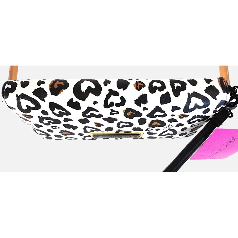 Betsey Johnson‎ Leopard Heart Print Wristlet Wallet Clutch Zip Around NWT